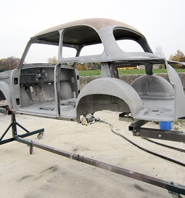 Fahrzeug beim Sandstrahlen (nach Instandsetzungsarbeiten)